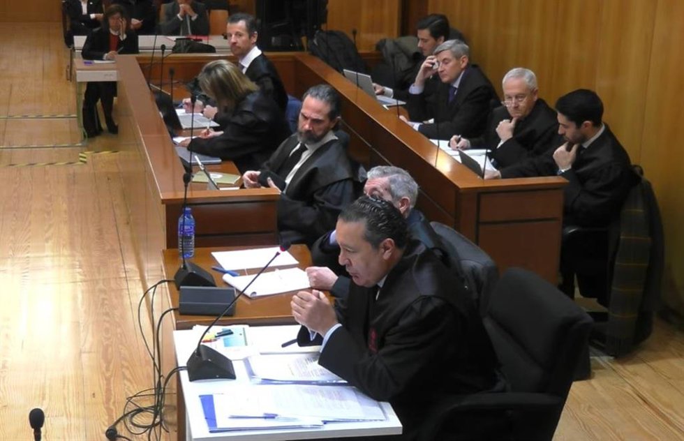 Archivo - El abogado de defensor de Rafael Delgado, en primer plano, durante la exposición de su informe en el juicio de la 'trama eólica'.