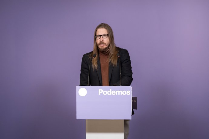 El secretario de organización y portavoz de Podemos, Pablo Fernández, ofrece una rueda de prensa en la sede de Podemos, a 22 de diciembre de 2025, en Madrid (España).