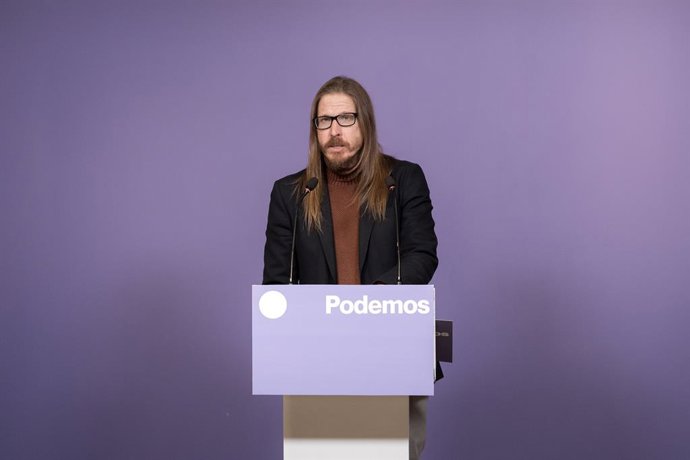 O secretário de organização e porta-voz do Podemos, Pablo Fernández, dá uma entrevista coletiva na sede do Podemos, em 22 de dezembro de 2025, em Madri (Espanha).
