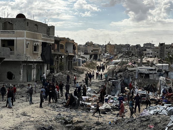 Archivo - Arquivo - Palestinos nos arredores de um local bombardeado pelo Exército de Israel em Jan Yunis, que acolhia deslocados pela ofensiva contra a Faixa de Gaza (arquivo)