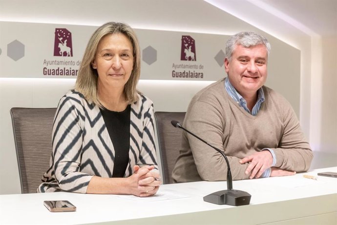 La alcaldesa de Guadalajara, Ana Guarinos, acompañada por el segundo teniente de alcalde y concejal de Urbanismo, Alfonso Esteban.