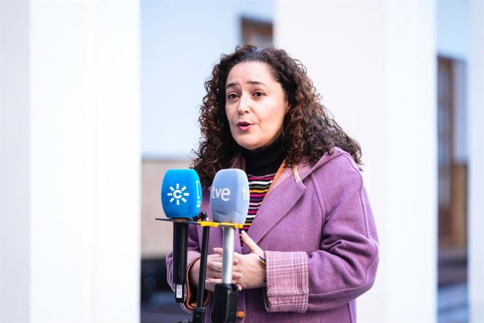 La portavoz del grupo parlamentario Por Andalucía, Inma Nieto, atiende a los medios en el Parlamento.