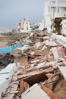 Imagen de los graes daños ocasionados por el pasado temporal que barrió Matalascañas (Huelva). 