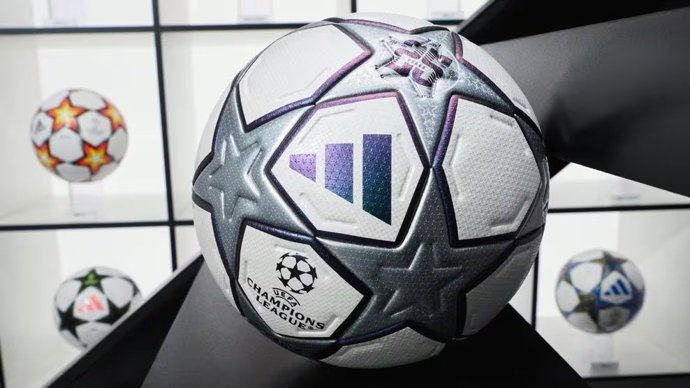 Adidas celebra los 25 años de la Liga de Campeones con el lanzamiento de un balón conmemorativo.
