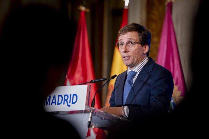 El alcalde de Madrid, José Luis Martínez-Almeida, durante la firma de un convenio con 12 universidades, en la Casa de la Villa