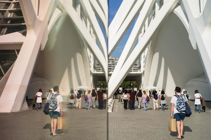 Archivo - Visitantes en la Ciutat de las Arts i les Ciències