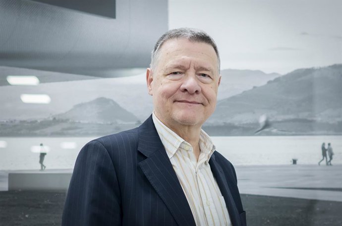 El economista y exministro de Administraciones Públicas de España Jordi Sevilla, posa para Europa Press, a 18 de diciembre de 2025, en Madrid (España). Jordi Sevilla es licenciado en Ciencias Económicas y funcionario del Cuerpo Superior de Técnicos Comerc