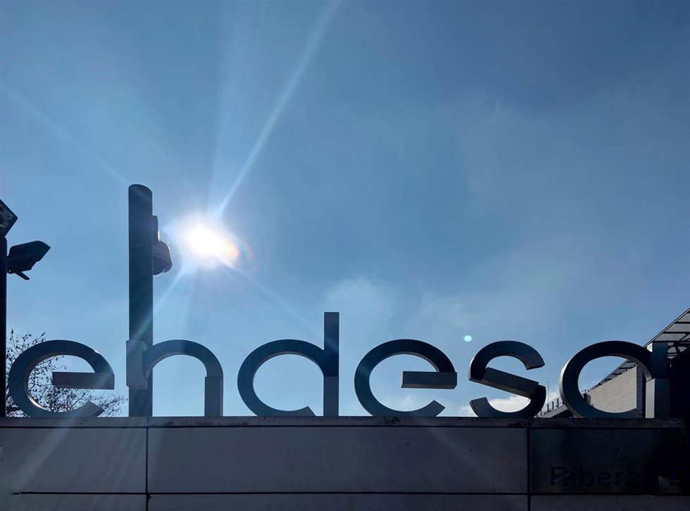Archivo - Puerta de acceso de la sede de Endesa