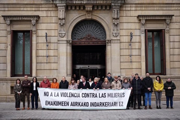 Concentración del Parlamento de Navarra en contra del asesinato por violencia de género cometido en Las Palmas