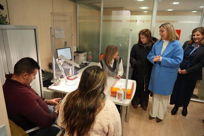 La consejera de Política Social, Familias e Igualdad, Conchita Ruiz, junto con la concejal de Educación y Atención a la Ciudadanía del Ayuntamiento de Murcia, Belén López, reciben a la primera pareja solicitante este año del Registro de Parejas de Hecho