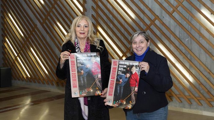 La concejala de Cultura de Siero, Aurora Cienfuegos, y la directora de la Fundación Municipal de Cultura, Isabel González.