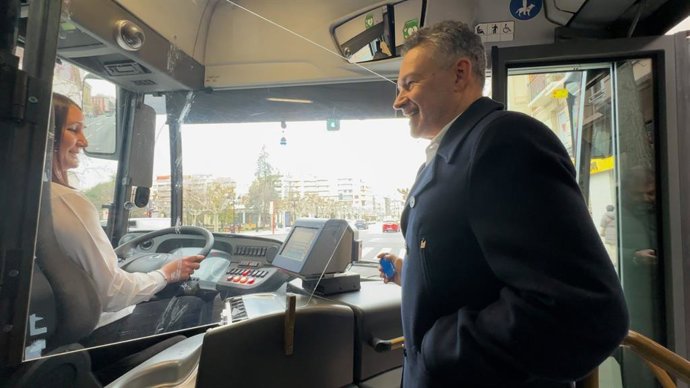 El alcalde de Logroño, Conrado Escobar, prueba el pago con tarjeta en el autobús urbano de Logroño