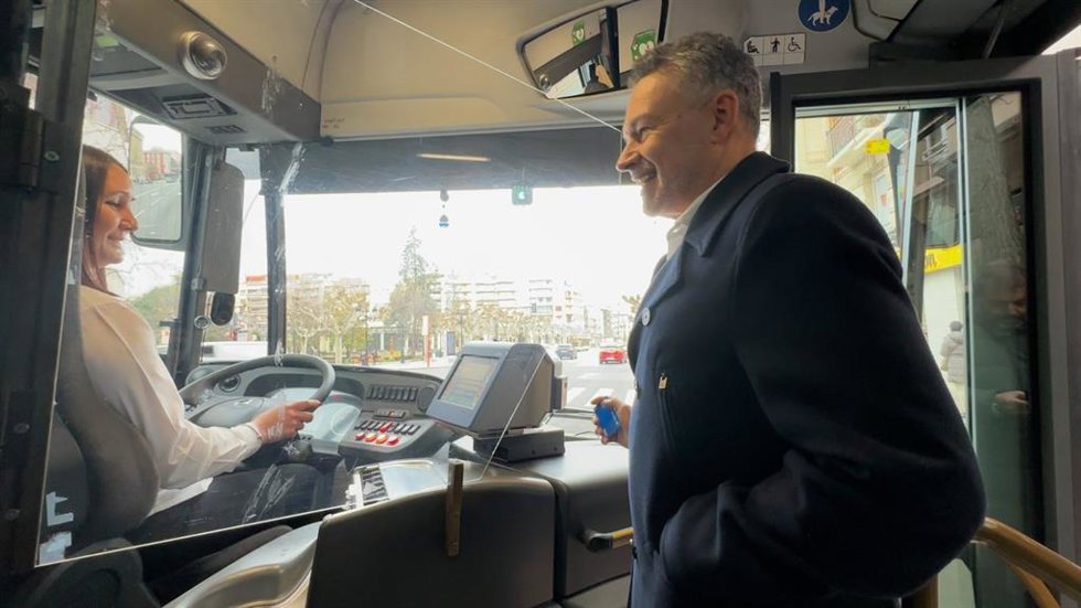 El alcalde de Logroño, Conrado Escobar, prueba el pago con tarjeta en el autobús urbano de Logroño