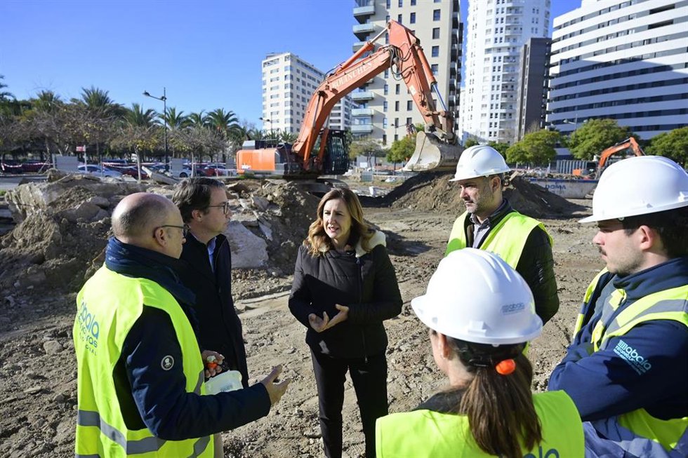 La alcaldesa de Valncia, María José Catalá, y el concejal de Urbanismo y Vivienda, Juan Giner, visitan las obras de una promoción de vivienda pública en La Punta