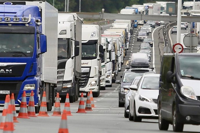 Archivo - Retenciones en la frontera con Francia, en Irun y Biriatou
