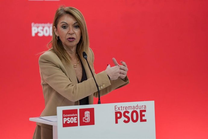 La portavoz del Grupo Socialista en la Diputación Permanente de la Asamblea de Extremadura, Piedad Álvarez, ofrece una rueda de prensa