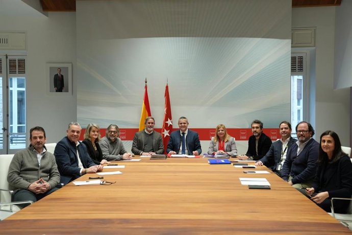 El consejero Jorge Rodrigo con su equipo