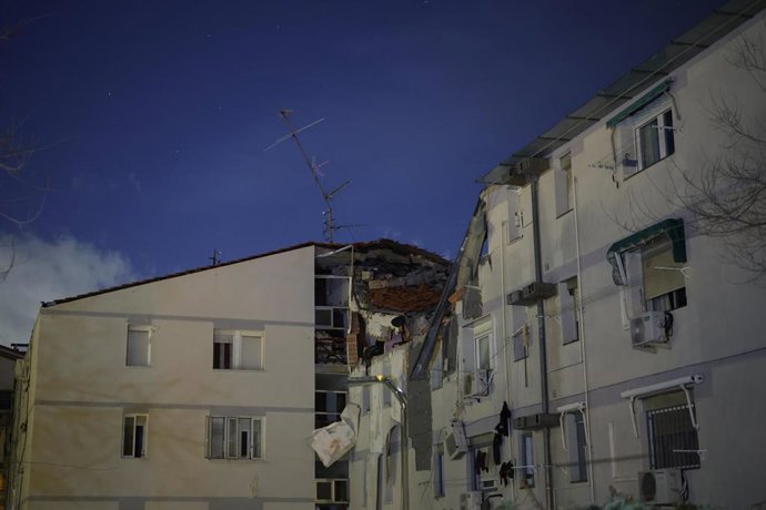 Agentes de los Servicios de Emergencias trabajan en el lugar de una explosión de gas registrada en un edificio en obras situado en el número 26 de la calle Azcoitia, en el distrito madrileño de Carabanchel