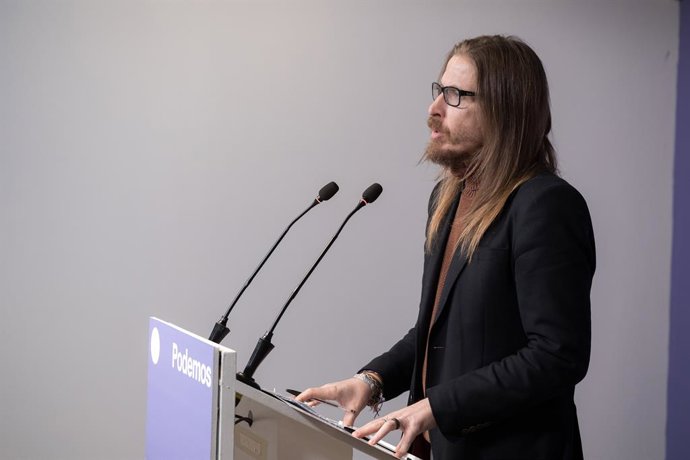 El secretario de organización y portavoz de Podemos, Pablo Fernández, ofrece una rueda de prensa en la sede de Podemos, a 22 de diciembre de 2025, en Madrid (España).