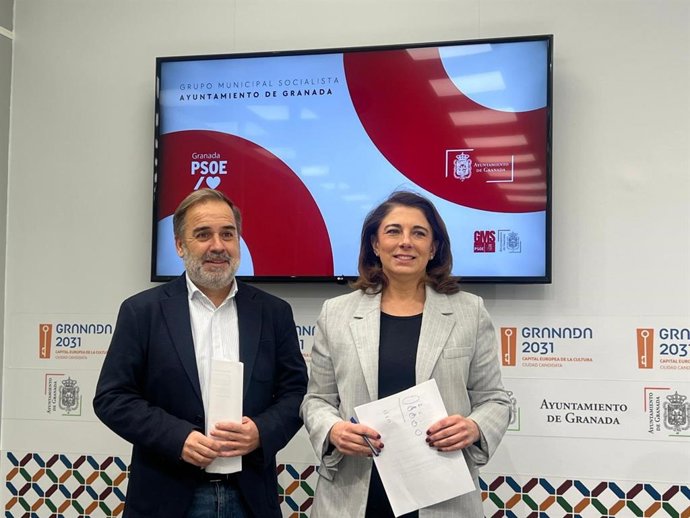 Los concejales del PSOE en Granada Jacobo Calvo y Raquel Ruz