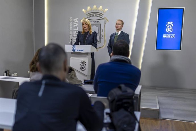 La alcaldesa de Huelva, Pilar Miranda, anuncia las Medallas de Huelva 2026.