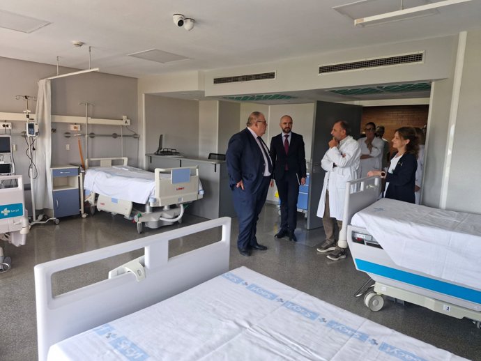 El consejero de Sanidad, Alejandro Vázquez, en una visita la Unidad de Ictus del Hospital de El Bierzo, en Ponferrada (León).
