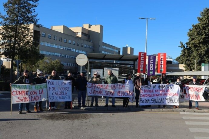 Concentración ante el Hospital de Úbeda para pedir la reapertura del centro de salud en el casco urbano de Cazorla