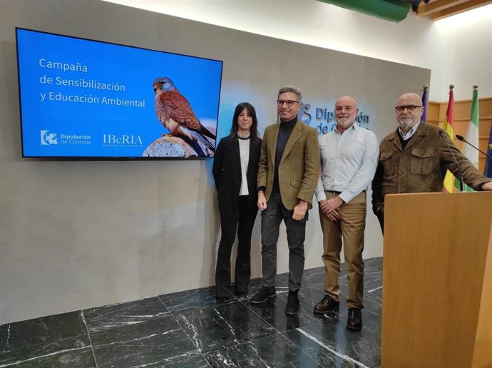 El delegado de Infraestructuras, Sostenibilidad y Agricultura, Andrés Lorite (segundo por la izda.), y el director de la cinta, Arturo Menor (tercero), en la presentación de la campaña.