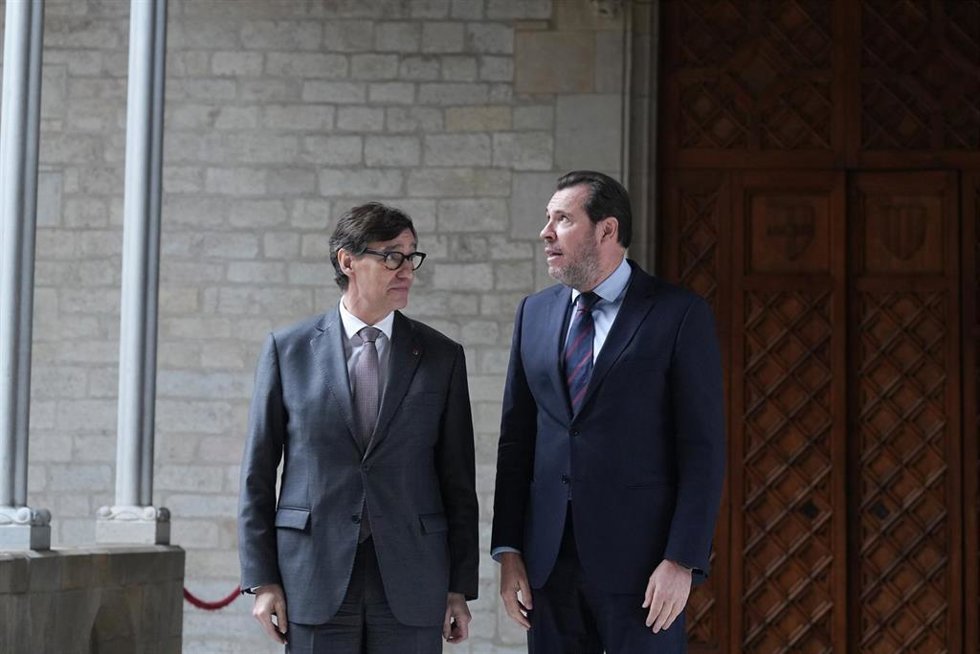 El ministro de Transportes y Movilidad Sostenible, Óscar Puente (d), y el presidente de la Generalitat, Salvador Illa (i), durante la presentación de la nueva empresa Rodalies de Catalunya SME S.A., en el Palau de la Generalitat.