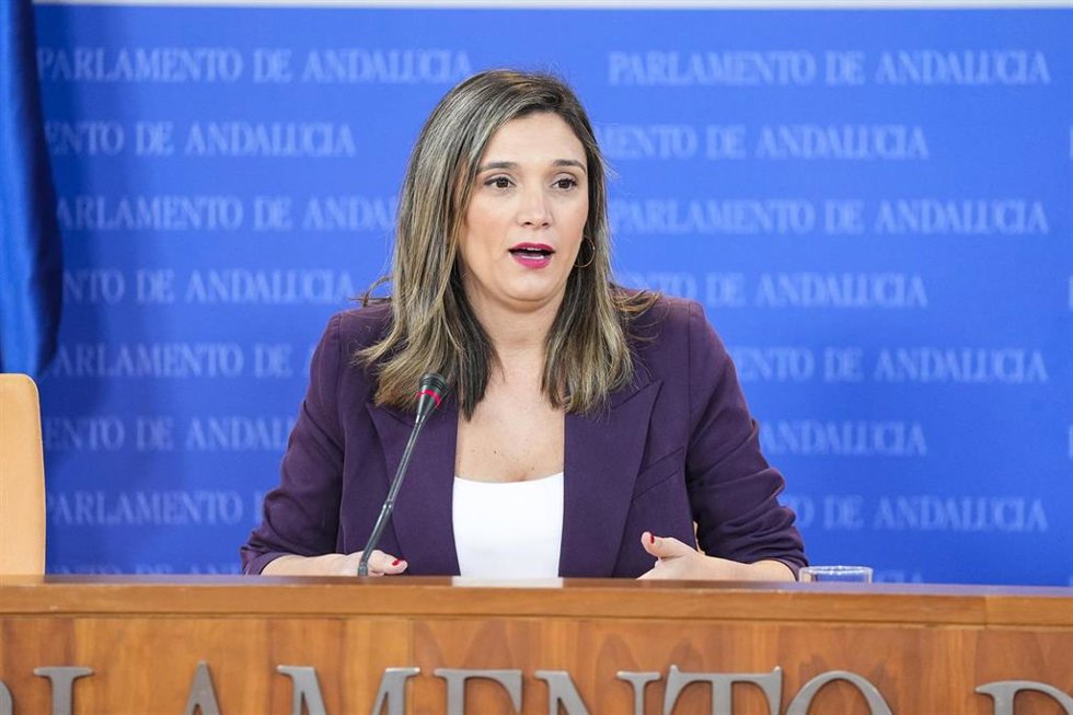 La vicesecretaria general del PSOE-A y portavoz parlamentaria, María Márquez, atiende a medios antes de la celebración de la Diputación Permanente en el Parlamento andaluz. A 12 de enero de 2026, en Sevilla (Andalucía, España). La Diputación Permanente 