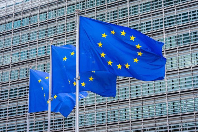 Archivo - FILED - 28 July 2025, Belgium, Brussels: Three flags of the European Union fly in front of the Berlaymont building in Brussels, the seat of the European Commission. Photo: Alicia Windzio/dpa