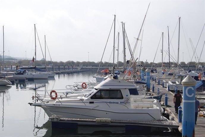 Archivo - Barcos en un puerto andaluz. Imagen de archivo