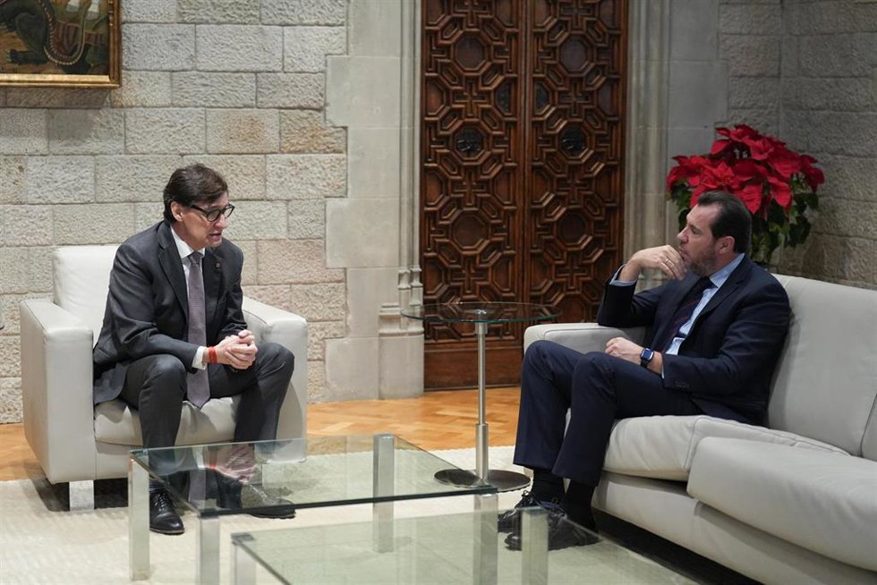 El ministro de Transportes y Movilidad Sostenible, Óscar Puente (d), y el presidente de la Generalitat, Salvador Illa (i), durante una reunió previa a la presentación de la nueva empresa Rodalies de Catalunya SME S.A., en el Palau de la Generalitat, a 1