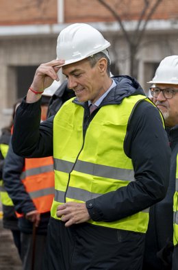 El presidente del Gobierno, Pedro Sánchez, durante el acto de demolición de los primeros edificios del acuartelamiento de Campamento, a 12 de enero de 2026, en Madrid (España). El Nuevo Barrio Campamento, que contempla la construcción de al menos 10.700 v
