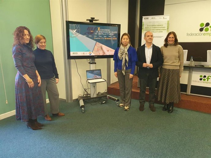 El presidente de la Agrupación Segoviana de Agencias de Viajes, Luis Patiño, con represerntantes de la Agrupación y la FES.