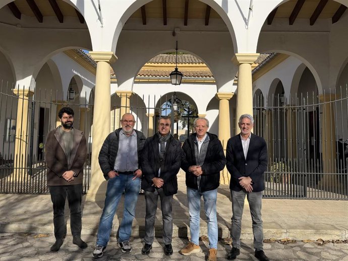 El conseller de Educación y Universidades, Antoni Vera, durante su visita al CEIP Juníper Serra de Petra.