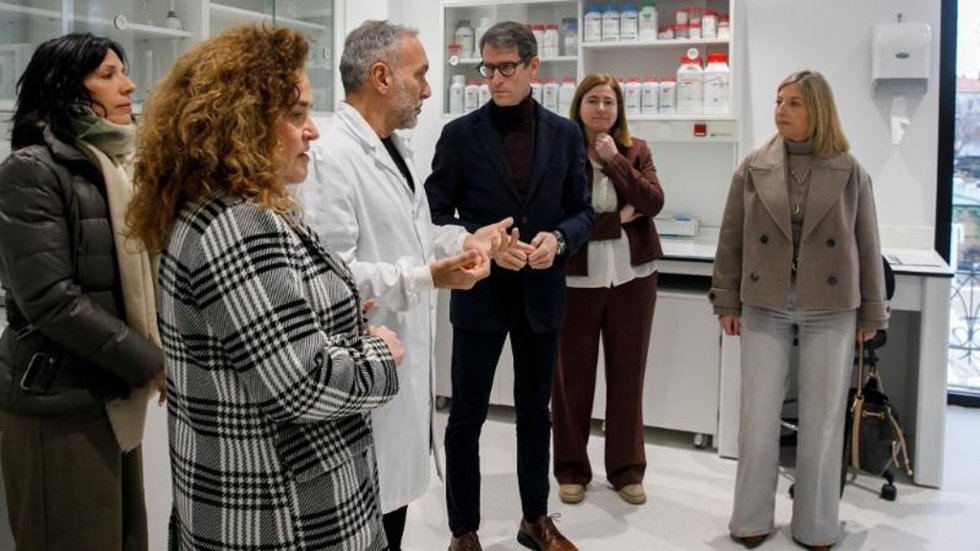 El presidente del Gobierno de La Rioja, Gonzalo Capellán,, visita el resultado de la primera fase de la reforma integral de la Estación Enológica de Haro