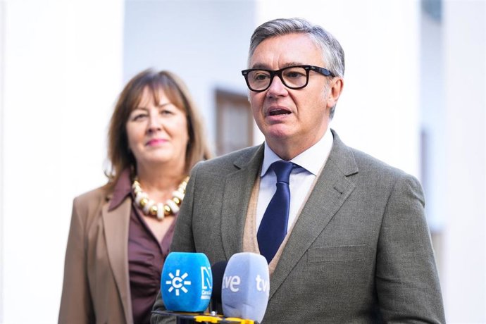 El portavoz del grupo parlamentario Vox en Andalucía, Manuel Gavira, atiende a medios antes de la celebración de la Diputación Permanente en el Parlamento andaluz. A 12 de enero de 2026, en Sevilla (Andalucía, España). La Diputación Permanente del Parlame