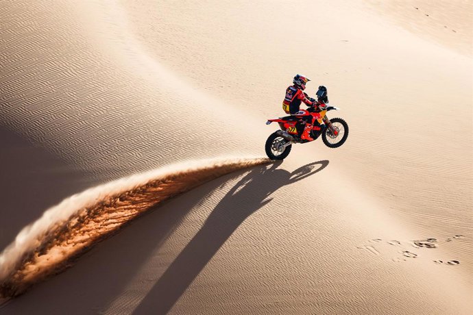 77 BENAVIDES Luciano (arg), Red Bull KTM Factory Racing, KTM, Rally GP, FIM W2RC, action during the Stage 6 of the Dakar 2026, on January 9, 2026 between Haïl and Riyadh, Saudi Arabia - Photo Florent Gooden / DPPI