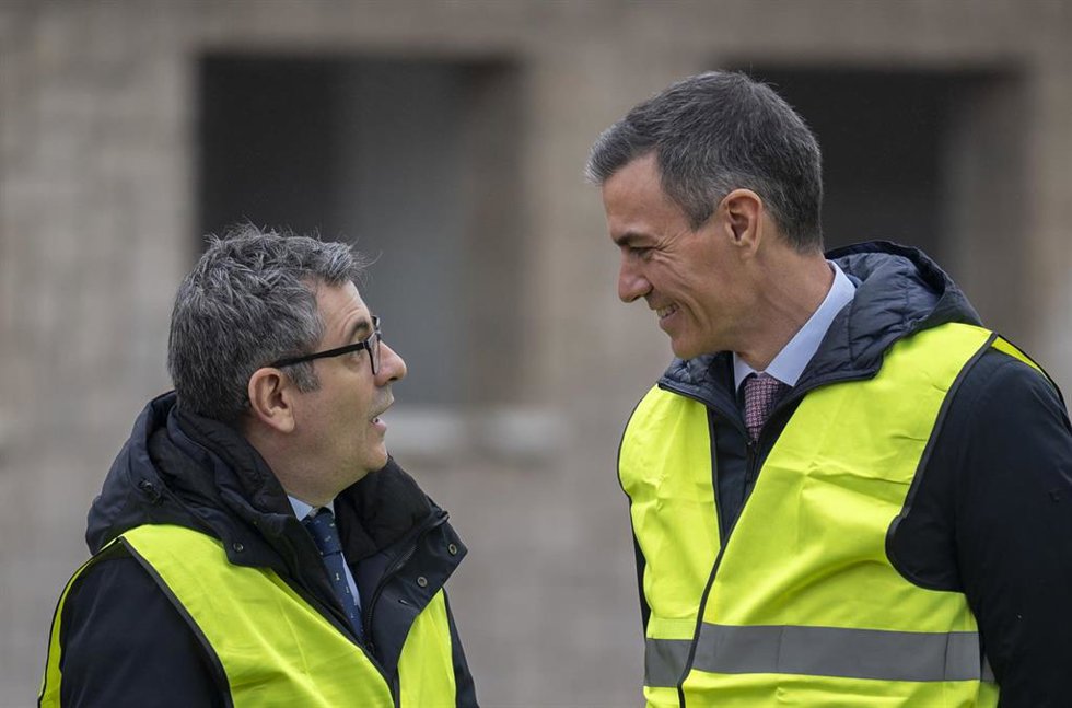 El ministro de la Presidencia, Félix Bolaños, y el presidente del Gobierno, Pedro Sánchez, durante el acto de demolición de los primeros edificios del acuartelamiento de Campamento