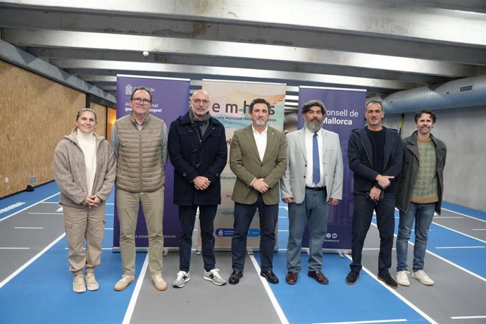 El conseller de Medio Ambiente, Medio Rural y Deportes del Consell de Mallorca, Pedro Bestard, y el alcalde de Calvià, Juan Antonio Amengual, en la firma del convenio.