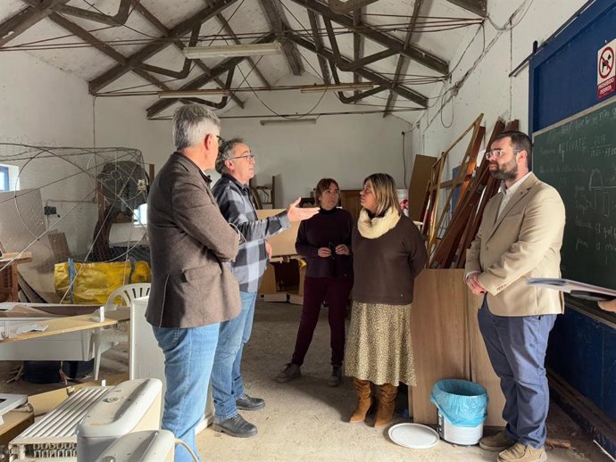 Visita de la vicepresidenta del Principado,  Gimena Llamedo, junto al director general de  Reto Demográfico, Marcos Niño, y el alcalde de Tapia, Pedro Fernández.