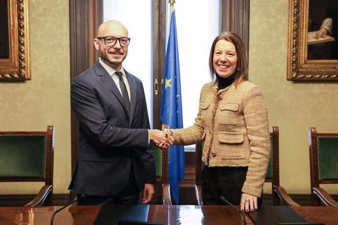 El jefe de la Oficina del Parlamento Europeo en Barcelona, Sergi Barrera, y la decana del Il·lustre Col·legi de l'Advocacia de Barcelona (ICAB), Cristina Vallejo