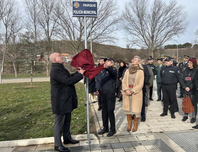 El alcalde de Valladolid, Jesús Julio Carnero, y la superintendente jefe de la Policía Municipal, Julia González Calleja, descubren la placa viaria del parque de la Policía Municipal, en presencia de la teniente de alcalde Irene Carvajal.