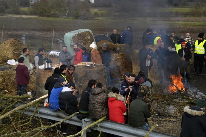 Agricultores y ganaderos cortan la A-52 con tractores y rollos de paja en Xinzo de Limia, Orense, Galicia (España). 