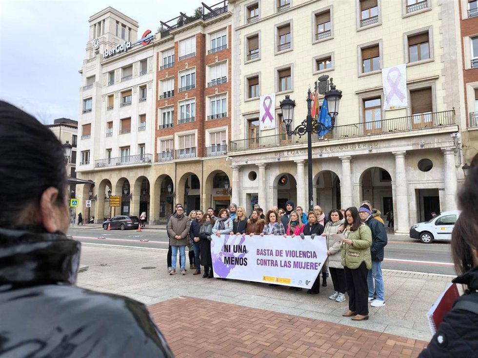 Una concentración en Logroño recuerda a las dos últimas mujeres asesinadas por violencia machista en España