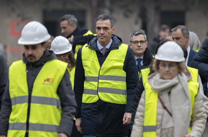 El ministro de la Presidencia, Félix Bolaños, y el presidente del Gobierno, Pedro Sánchez, durante el acto de demolición de los primeros edificios del acuartelamiento de Campamento