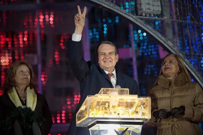 El alcalde de Vigo, Abel Caballero (c), durante el apagado de las luces de Navidad en Porta do Sol, a 11 de enero de 2026, en Vigo, Pontevedra, Galicia (España). 