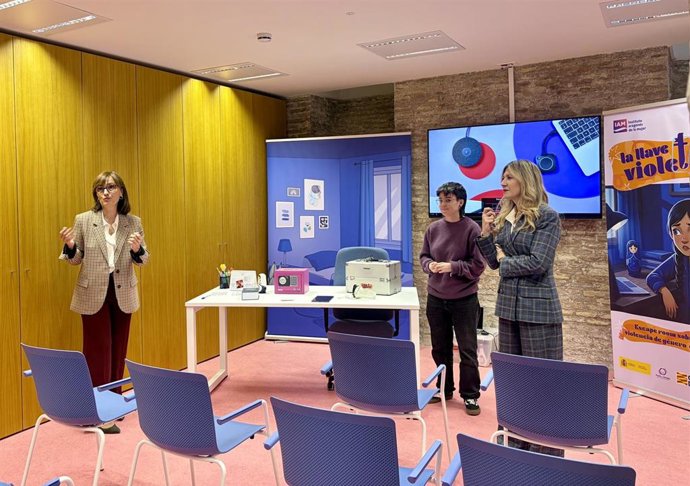 La vicepresidenta, Mar Vaquero, y la directora del IAM, María Antoñanzas, junto a una trabajadora del CAIVIS de Zaragoza.