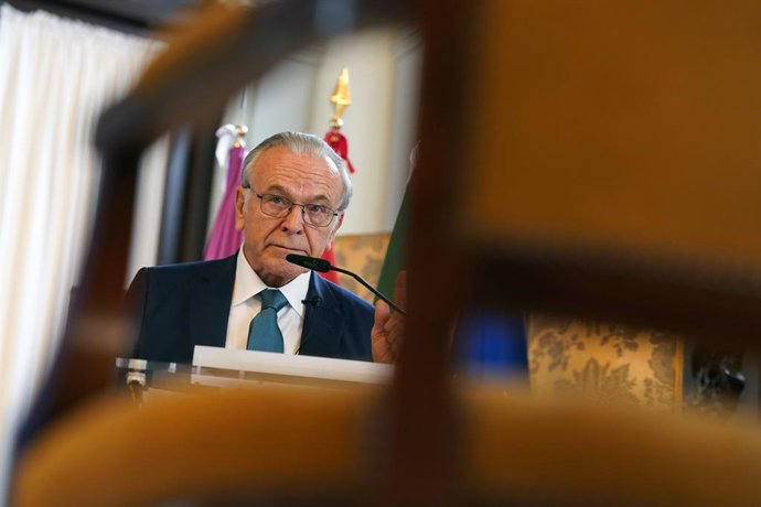 Archivo - Arquivo - O presidente da Fundação 'la Caixa', Isidro Fainé, participa na apresentação do projeto, a 11 de janeiro de 2023, em Málaga, Andaluzia (Espanha). O presidente da câmara, Francisco de la Torre; o presidente da Fundação 'la Caixa', Isidr